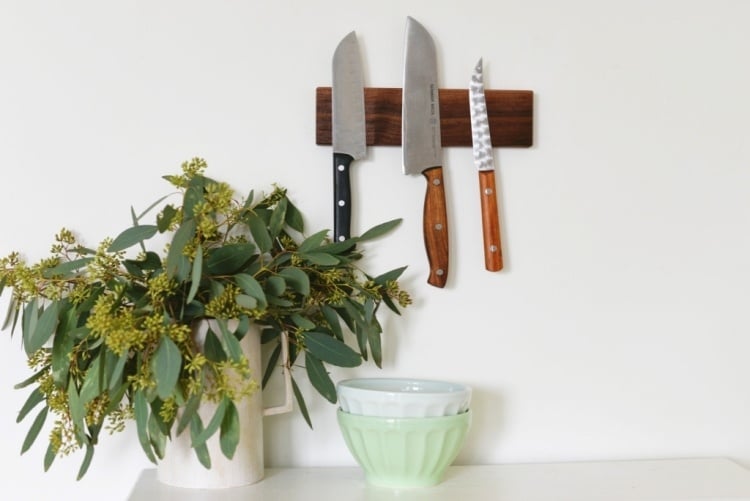 Deko Ideen für Küche -selber-machen-halterungen-magnetleiste-naturholz-messer-aufbewahrung