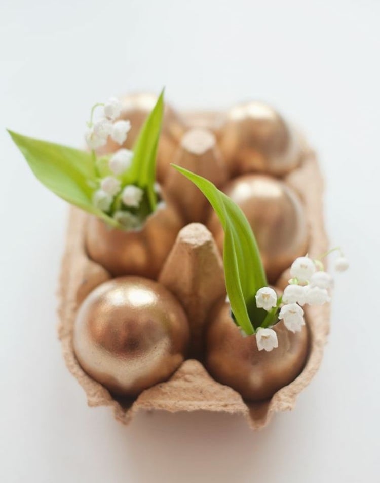 deko ideen zu ostern eierschalen-bronze-farbe-vasen-idee-maigloeckchen