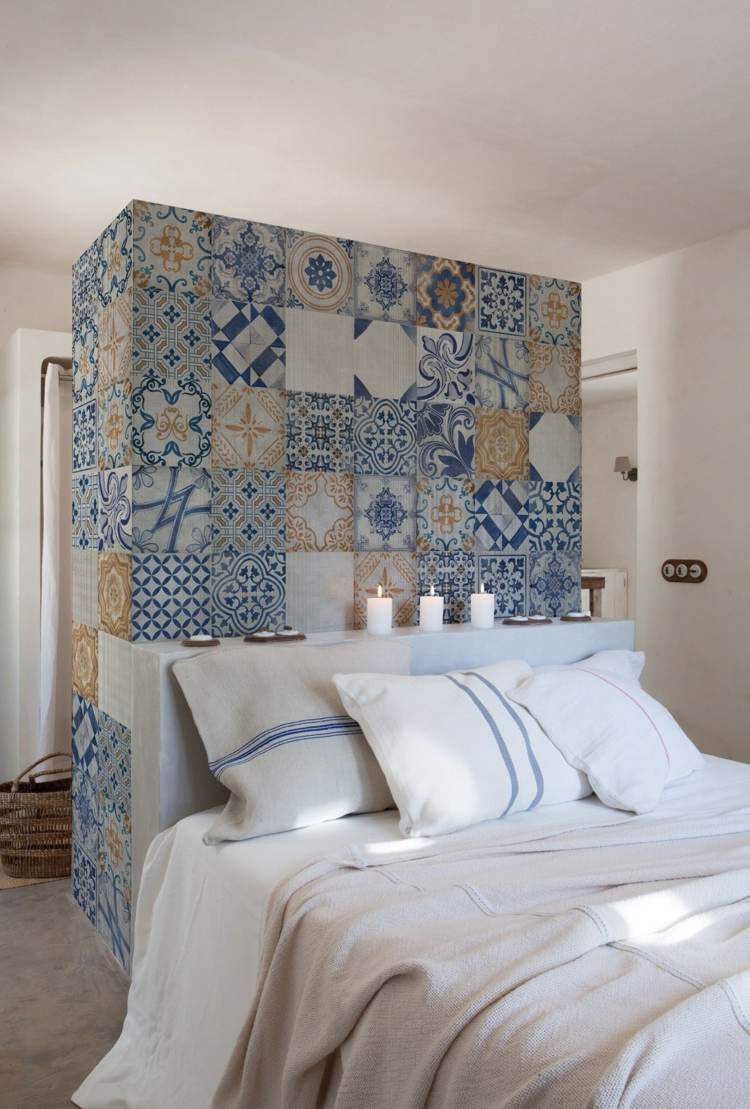 designer-tapeten-schlafzimmer-patchwork-motiv-blau-ockergelb-weiss-bett-waesche-LAPISLAZZULO-Inkiostro-Bianco