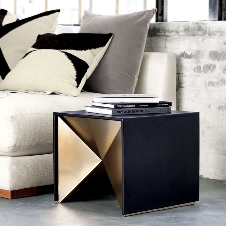 Designermöbel und Dekoration -interior-design--beistelltisch-wuerfel-schwarz-messing-wuerfel