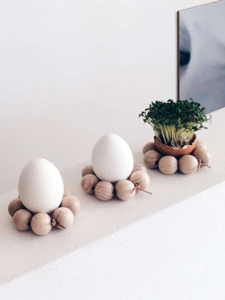diy-dekoration-ostern-holz-kugeln-idee-eier-weiss-kresse-pflanzen