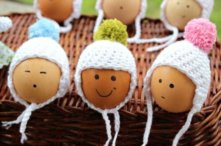 diy-eierwaermer-ostern-mini-muetze-idee-bunt-bommeln-bastelidee-gesichter-eier