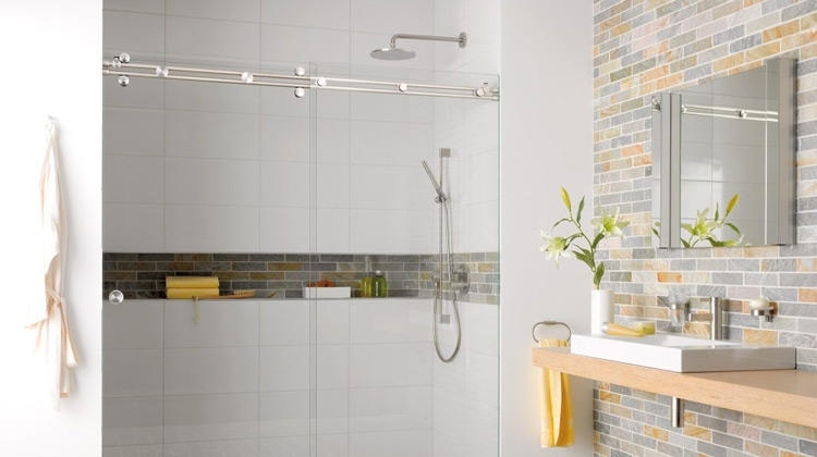 Duschabtrennung aus Glas -schiebeturen-duschkabine-badezimmer-hell-frische-farben-grau-gelb
