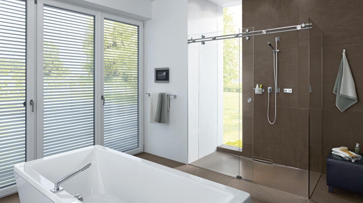 duschabtrennung-glas-schiebeturen-duschkabine-badezimmer-modern-badewanne-weiss-braun