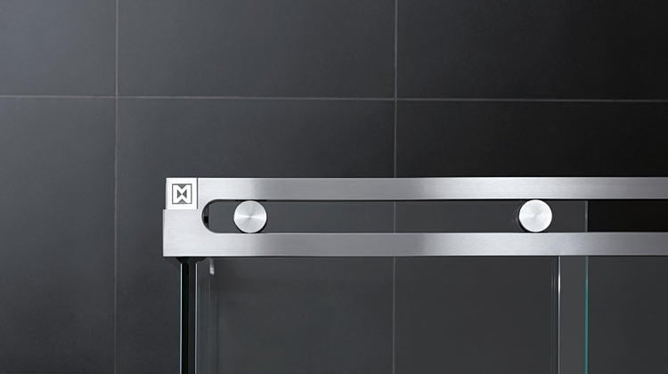 duschabtrennung-glas-schiebeturen-duschkabine-detailansicht-edelstahl-gleitsystem-minimalistisch-design