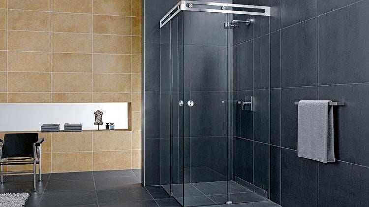 duschabtrennung-glas-schiebeturen-duschkabine-minimalistisches-design-badezimmer-grau-beige