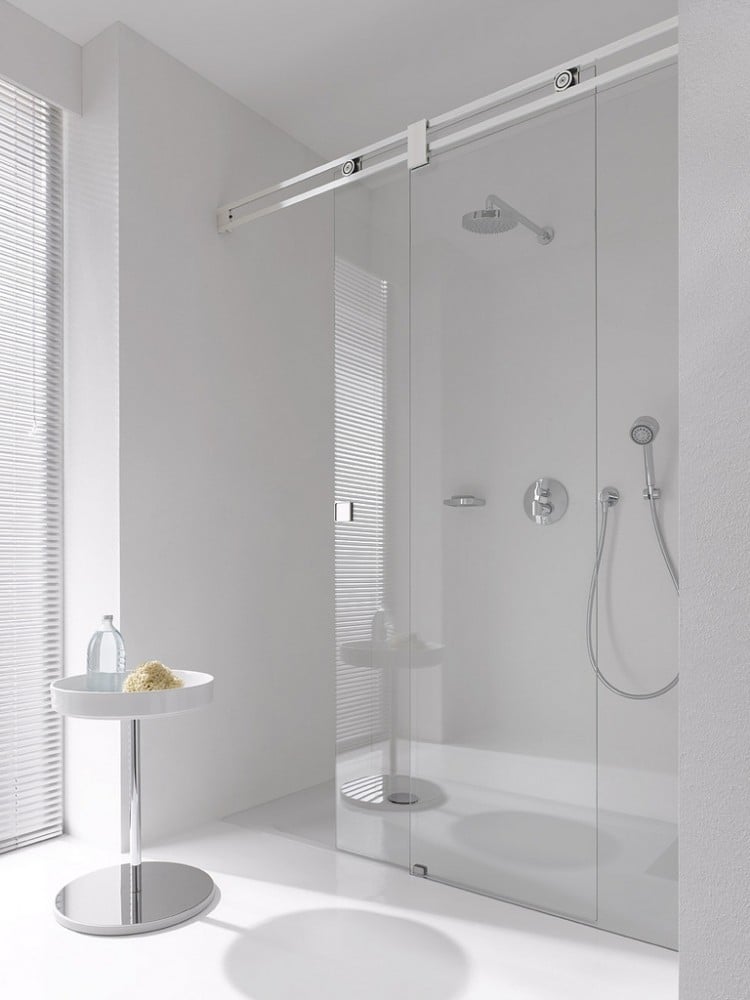 Duschabtrennung aus Glas -schiebeturen-duschkabine-modern-design-minimalistisch-weiss-badezimmer