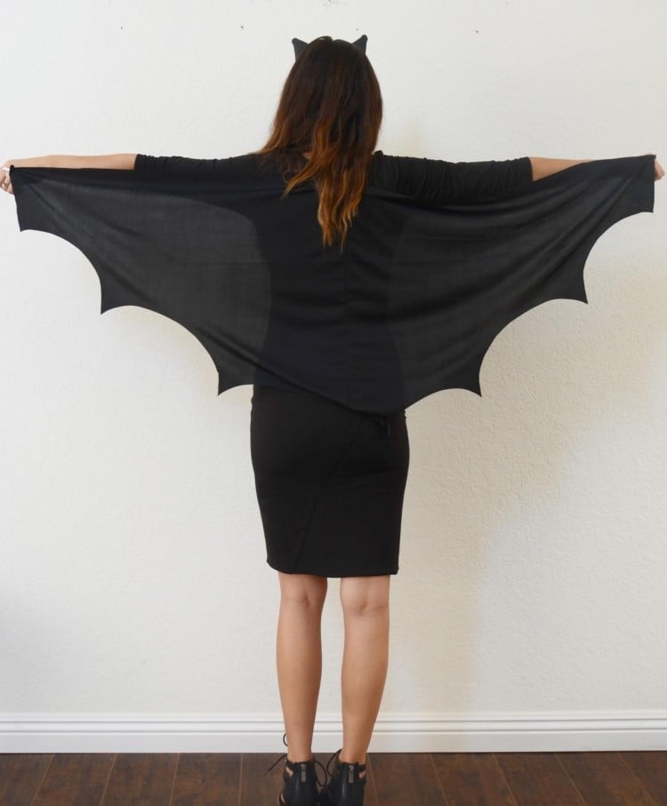 fasching-kostume-damen-anleitung-bat-woman-fluegel-umhang-schwarz