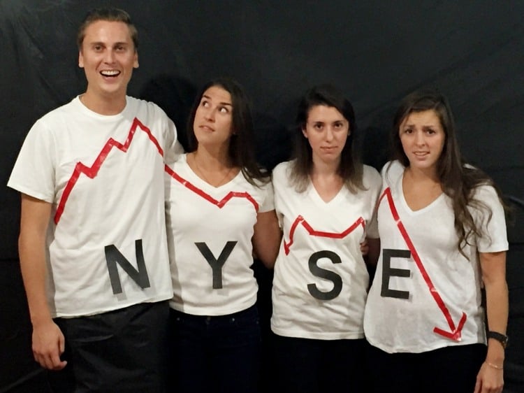 faschingskostueme-gruppen-selber-machen-NYSE-kollegen-grafik-rot-buchstaben-t-shirt-sticker