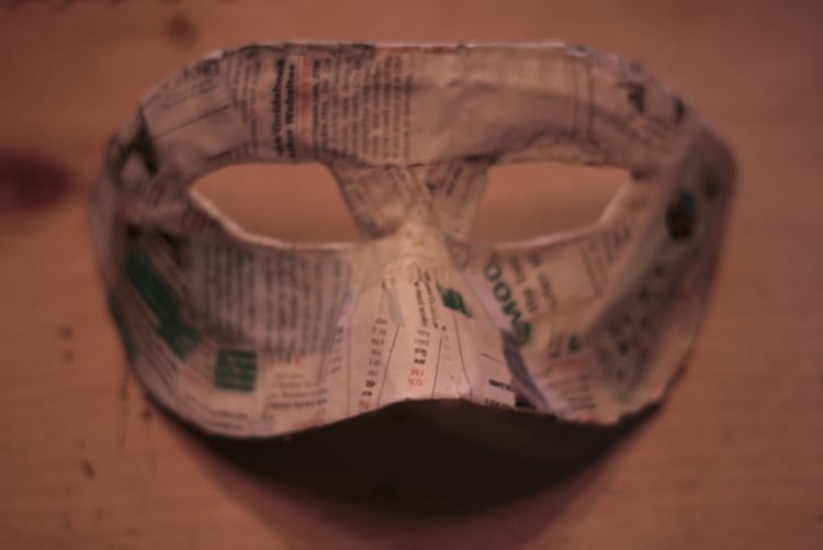 faschingsmasken-basteln-anleitung-pappmaschee-selber-machen-papier-kreativ-diy