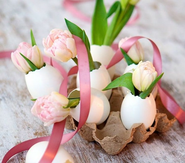 fensterdeko-ostern-eierschalen-weiß-blumen-tulpen-rosa-schleifen-eierkarton-tisch