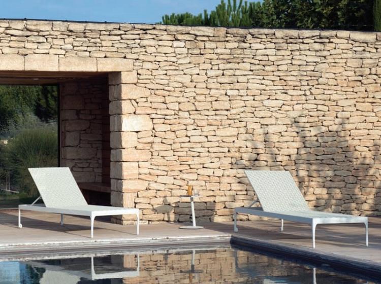 Gartenmöbel Set -modern-infinity-weiss-lounge-liegestuehle-naturstein-pool