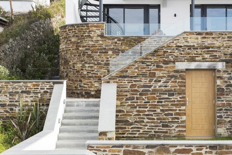 Glasgeländer -haus-hang-stein-stuetzmauern-beton-treppen