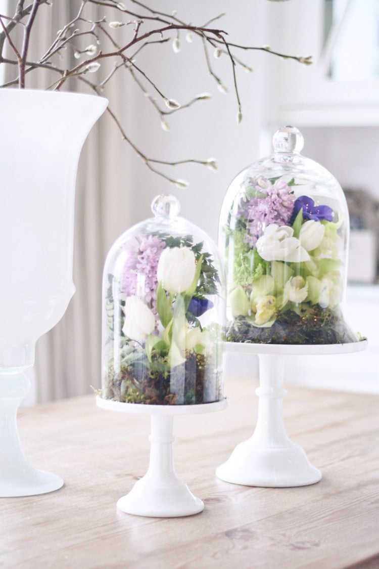 glasglocke-dekorieren-frühlings-deko-ideen-weiss-tulpen-lila-hyazinthen-orchideen-farne