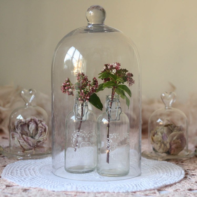 glasglocke-dekorieren-flaschen-vintage-idee-fruehling-deko-wiesenblumen