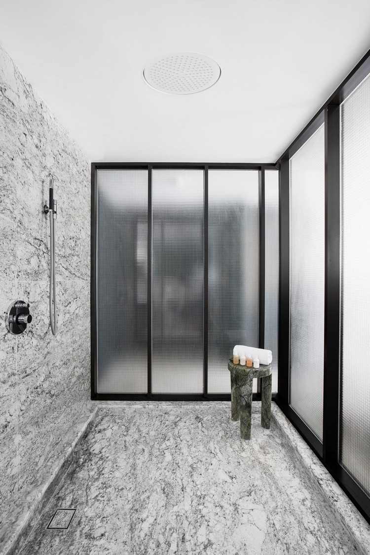 hochwertige-materialien-licht-badezimmer-drahtglas-tueren-duschebereich-marmorfliesen