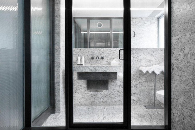 hochwertige-materialien-licht-badezimmer-marmor-fliesen