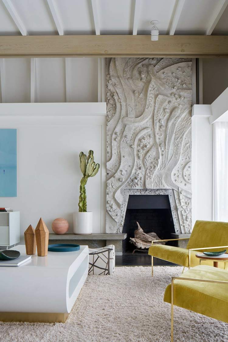 ideen-dekorieren-wohnzimmer-kamin-muster-akzentwand-gelb-stuehle-beistelltisch-weiss