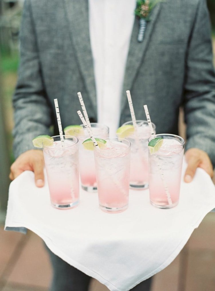 ideen-hochzeit-cocktails-rosa-farbe-getraenke-braeutigam