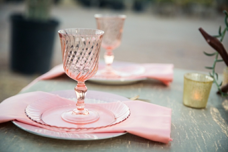 ideen-hochzeit-geschirr-glaeser-edel-rosa-glas-servietten