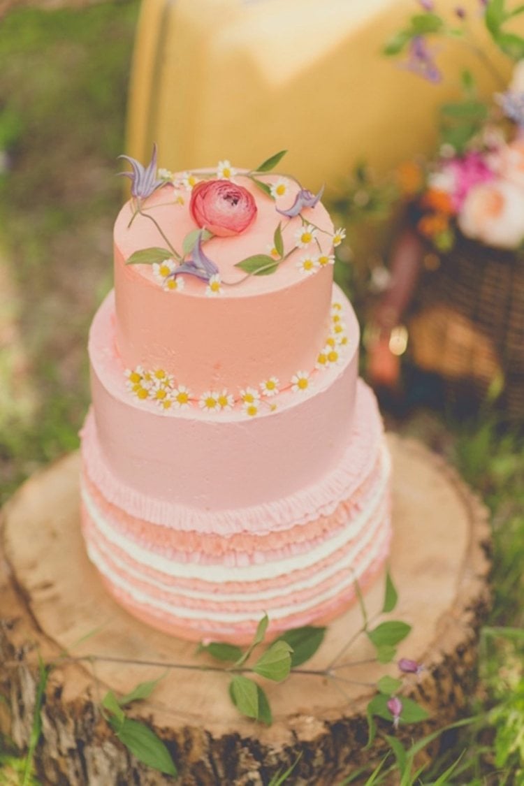ideen-hochzeit-pink-torte-blumen-dekorationen-rustikal-baumstamm
