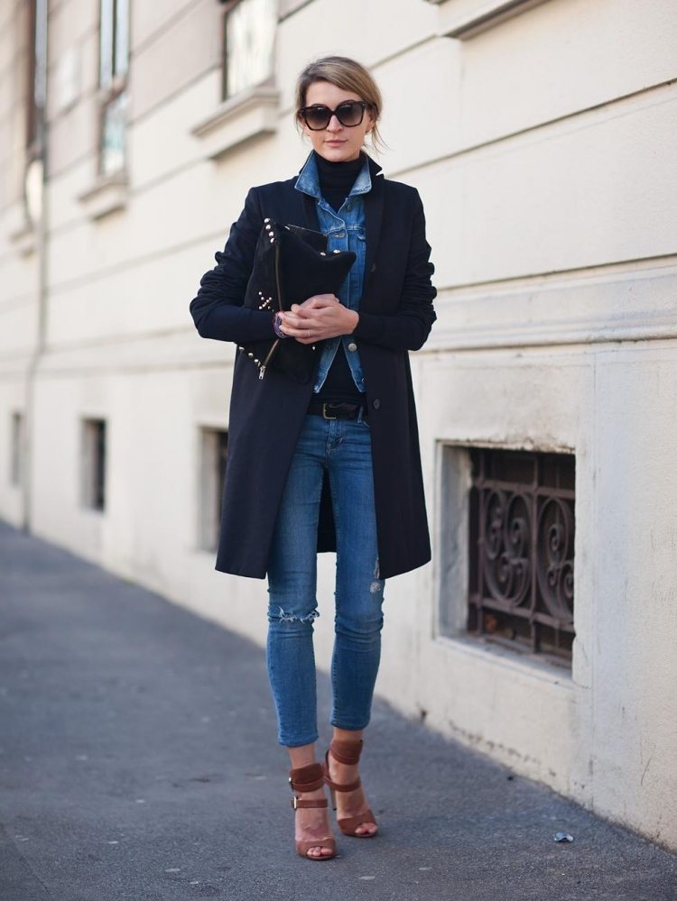 jeansjacke-damen-kombinieren-outfits-lagenlook-mantel-dunkelblau-slim-jeans-sandaletten