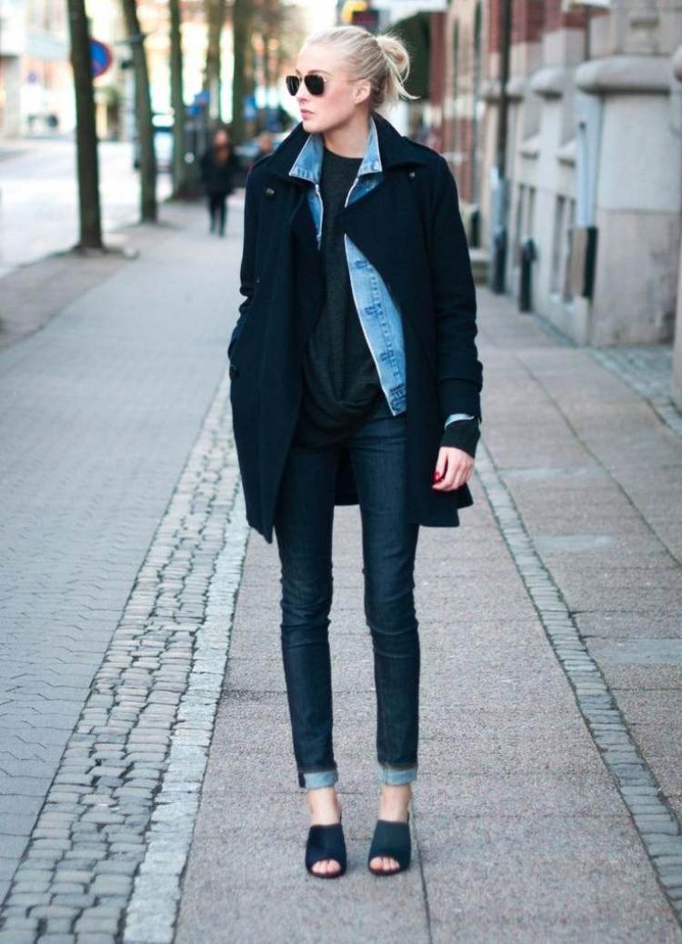 jeansjacke-damen-kombinieren-outfits-lagenlook-mantel-schwarz-sandalen-sonnenbrille
