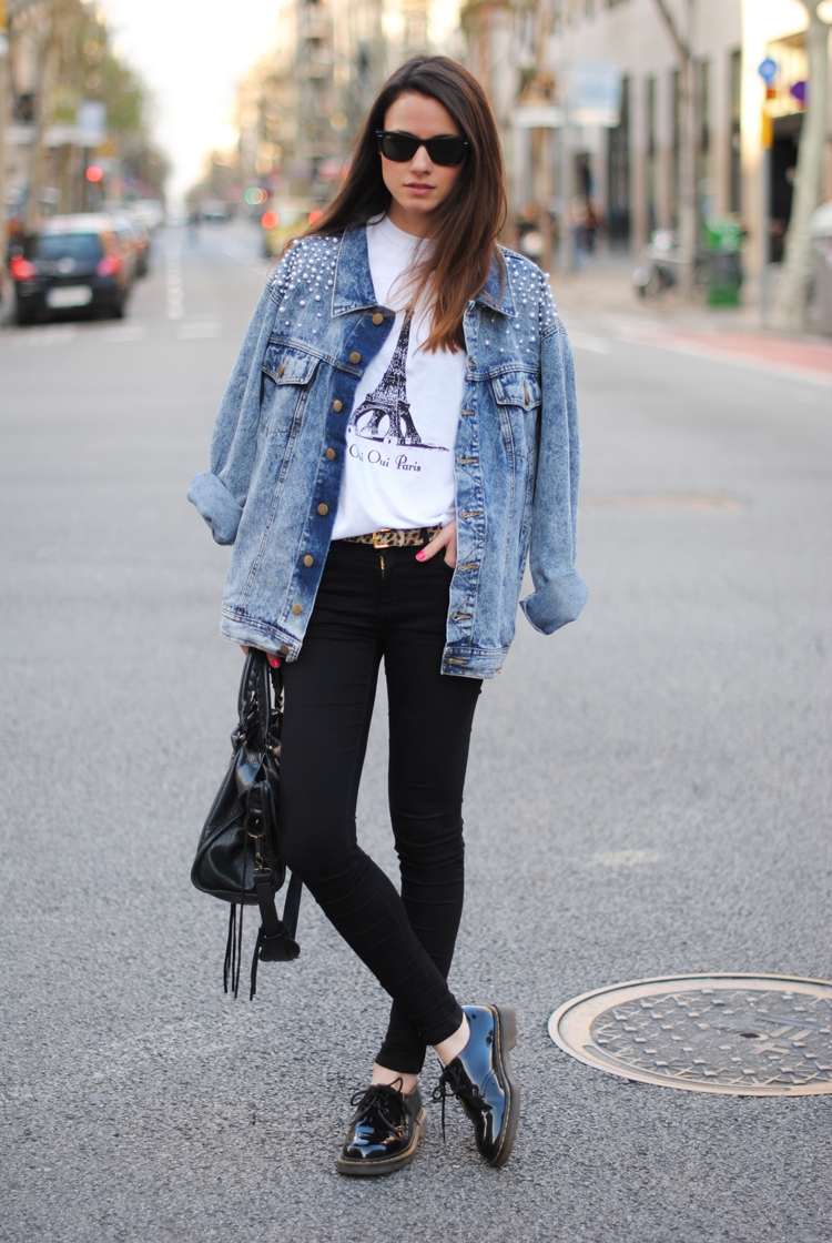 jeansjacke-damen-kombinieren-outfits-lagenlook-perlen-dekoriert-schwarz-lackschuhen