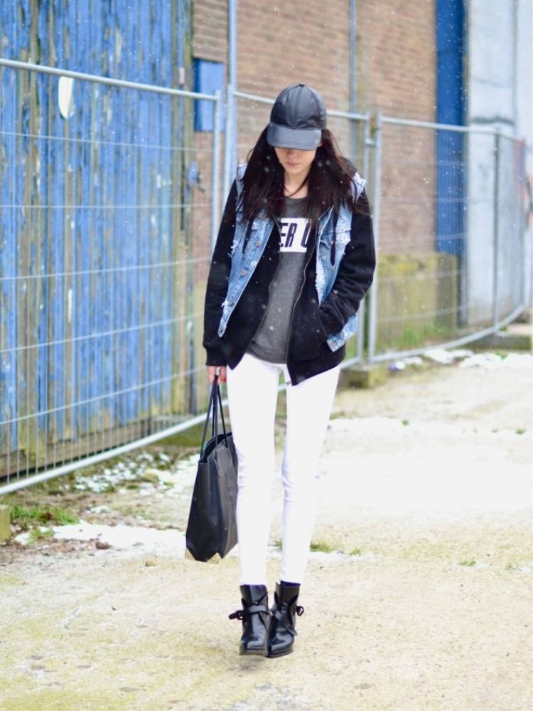 jeansjacke-damen-kombinieren-outfits-lagenlook-sportlich-schwarz-weiss-cap-leder