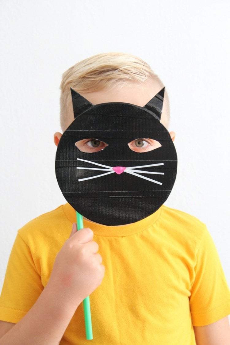 kinder-fasching-maske-katze-pappteller-schwarz-acrylfarbe-schnurrhaare-papier