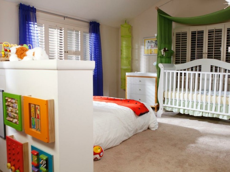kinderzimmer renovieren nachher weiss bunt akzente schlafraum spielraum babybett tepichboden