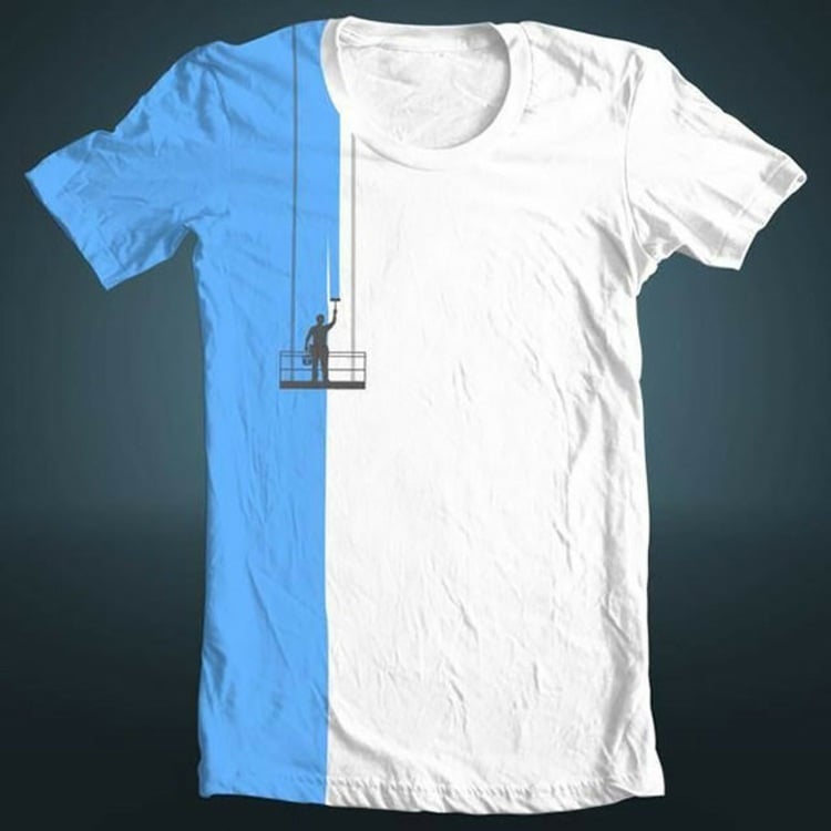 kreatives-design-t-shirt-blau-streichen-maler-pinsel-weiss