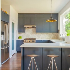 kueche landhausstil modern grau holz idee barhocker minimalistisch