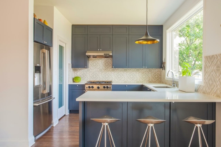 kueche landhausstil modern grau holz idee barhocker minimalistisch
