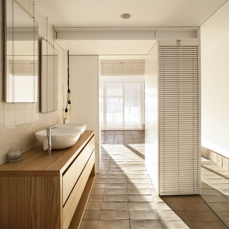 Mediterraner Wohnstil -minimalismus-badezimmer-waschschrank-holz-weiss-hell