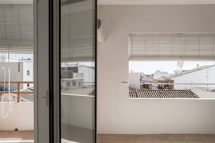 Mediterraner Wohnstil -minimalismus-balkon-terrasse-penthouse-schalosien