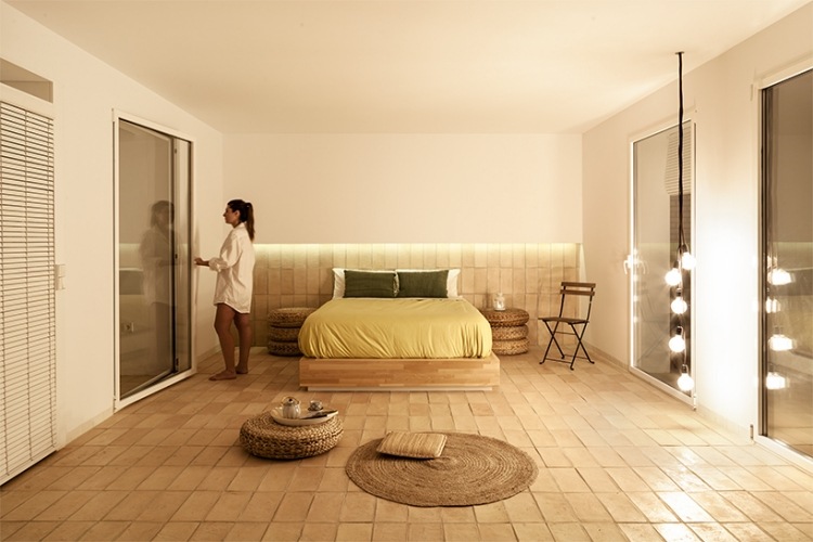 Mediterraner Wohnstil -minimalismus-schlafzimmer-terracotta-fliesen-weiss-beige