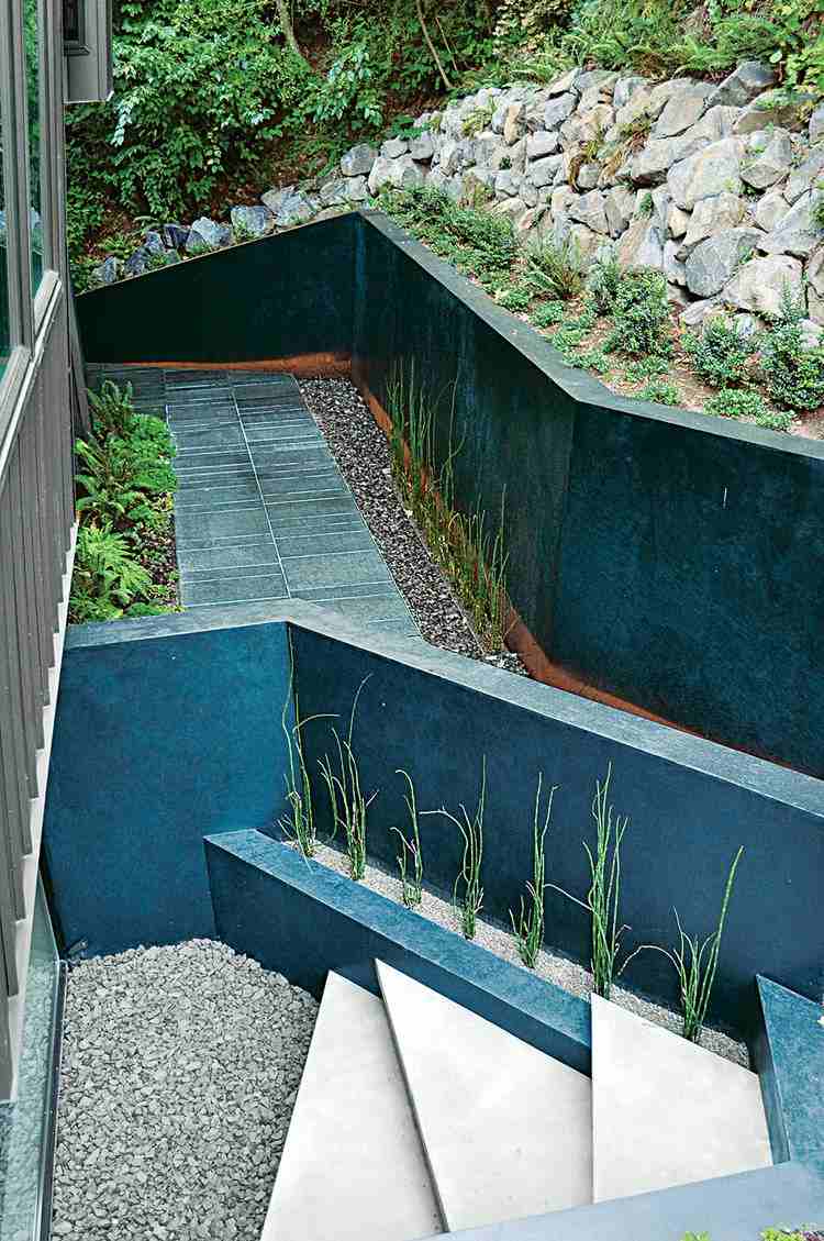moderne-gartengestaltung-steinen-beton-blau-minimalistisch-kies-treppe-stufen-abstrakt