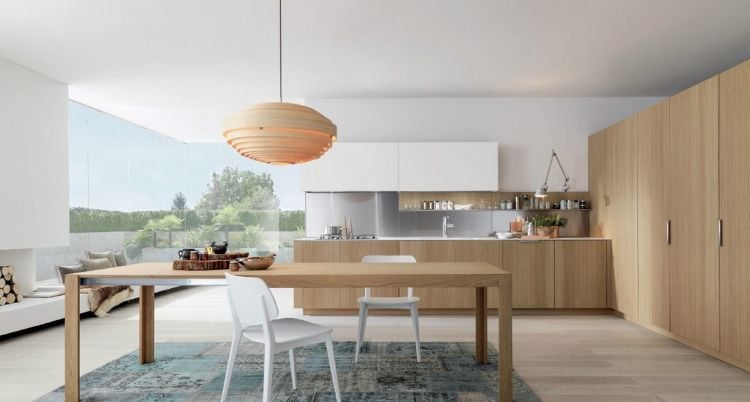 Moderne Küchen glaswand-holz-weiss-fronten-tisch-stuehle-blau-teppich