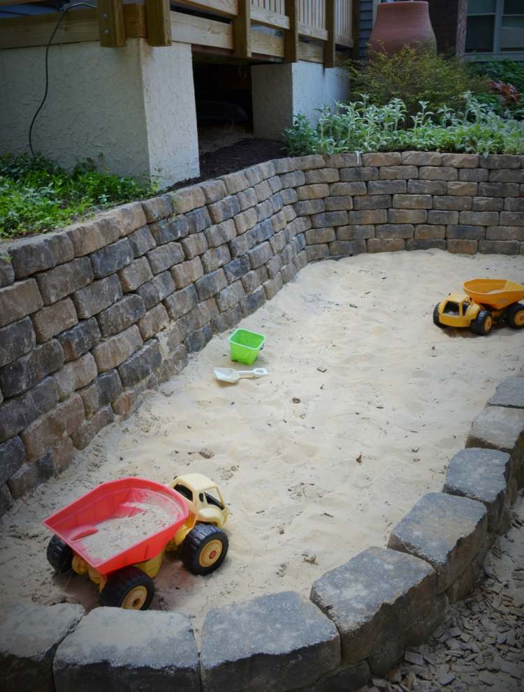sandkasten selber bauen pflasterstein-idee-diy-spielen-autos