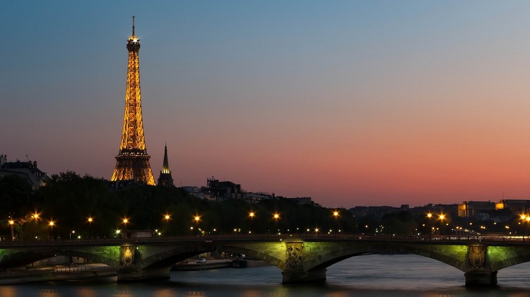 Städtetrip zum Valentinstag paris-nacht-eiffelturm-beleuchtung