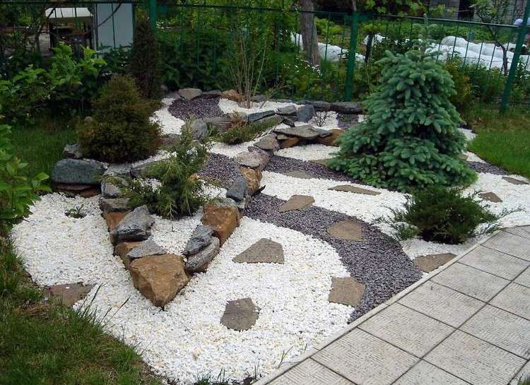 steinbeet-vorgarten-granitsplitt-grau-weiss-grosse-natursteine