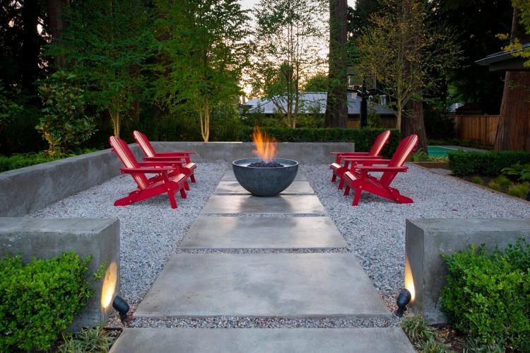 Gartengestaltung mit Kies -gartengestaltung-kies-splitt-modern-design-feuerstelle-beton-liegestuehle-rot