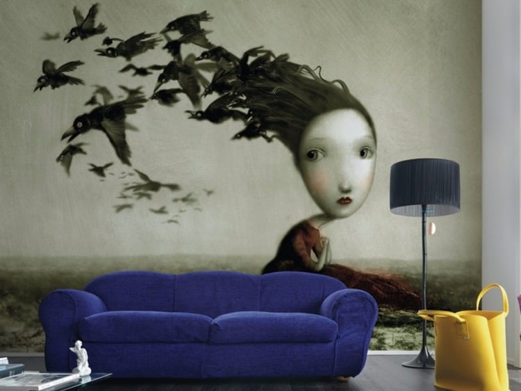 tapete-wohnzimmer-corvi-maedchen-bild-haare-kraehen-blau-couch-stehlampe