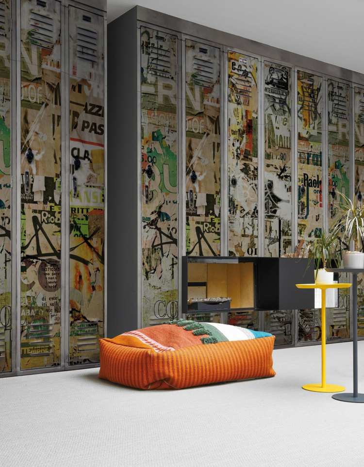 tapete-wohnzimmer-free-time-schliessfach-design-metall-bilder-sitzpuff-gelb-beistelltisch
