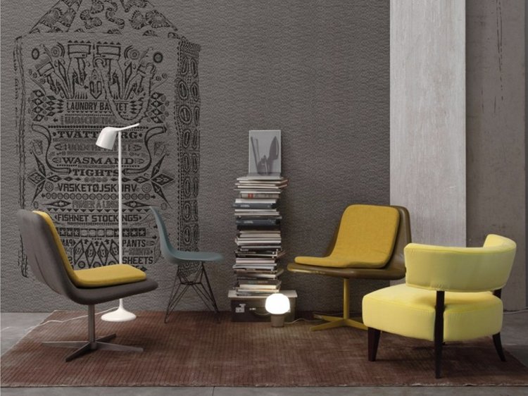 tapete-wohnzimmer-petrantoni-rustikal-motiv-gelb-stuhl-stehlampe-weiss-inspiration