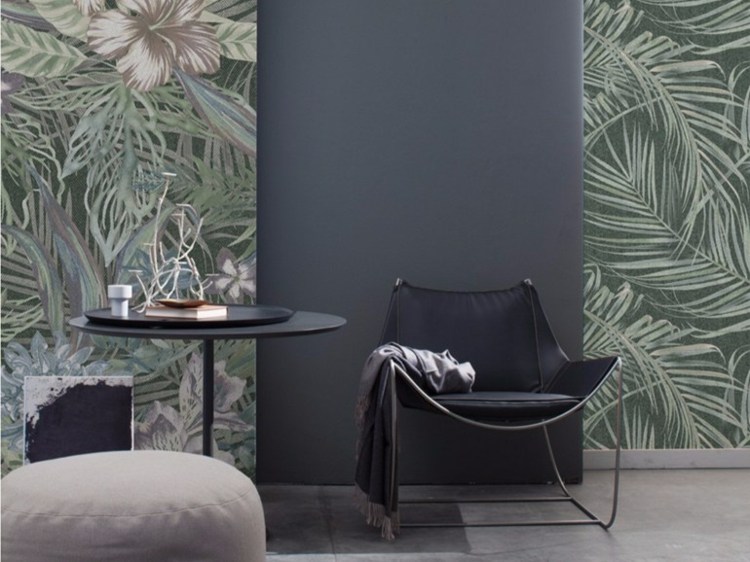 tapete-wohnzimmer-tenno-exotisch-pflanzen-blaetter-gruen-design-schwarz-moebel-stuhl