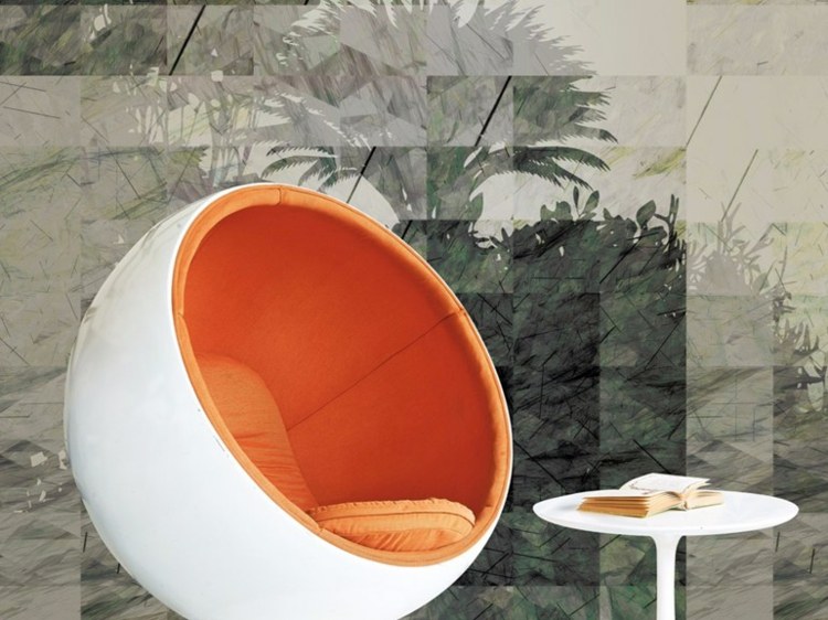 tapete-wohnzimmer-thule-natur-motive-sitzkugel-orange-weiss-minimalistisch-tisch