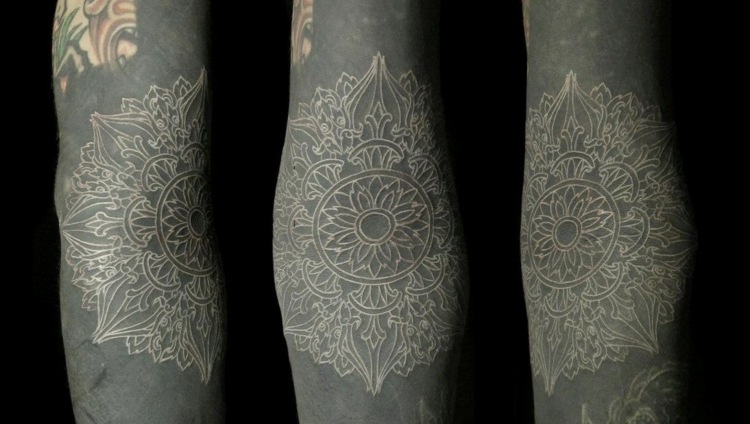 weisse tattoo farbe auf schwarz blumenmotiv-ellenbogen-orientalisch-henna-imitation