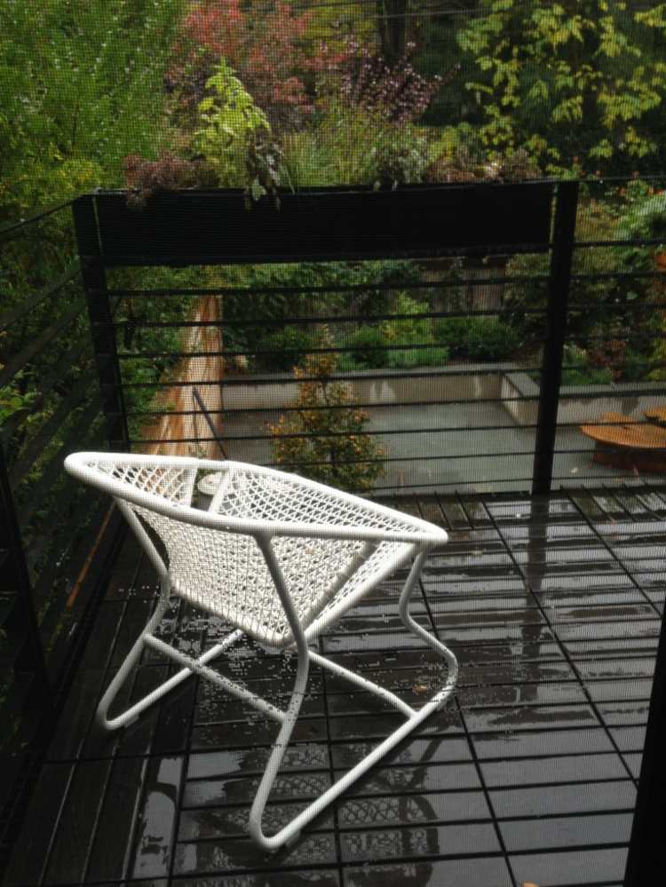 terrassen-gartengestaltung-balkon-idee-weiss-stuhl-draht-optik-gelaender-metall